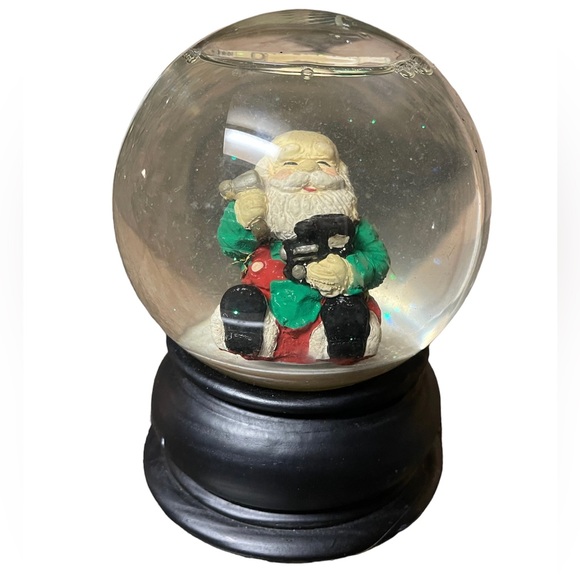 Dancing Santa Musical Water Snow Globe 
Plays “We Wish You A Merry Christmas” - Picture 4 of 4